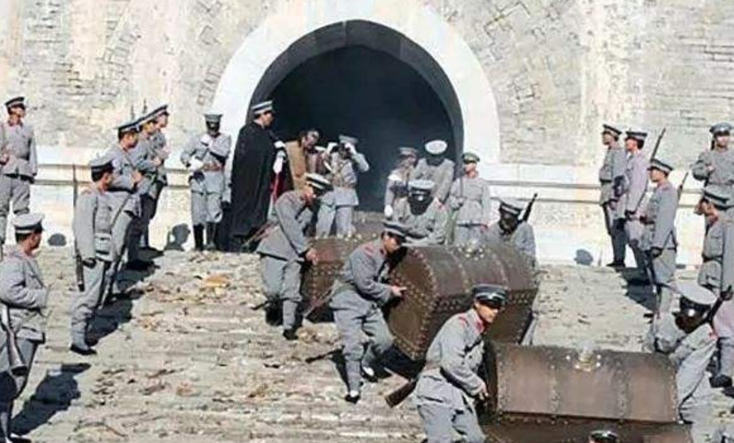 零五年拍卖会一件破袈裟流标，之后被人凑九万买下，如今值1.3亿