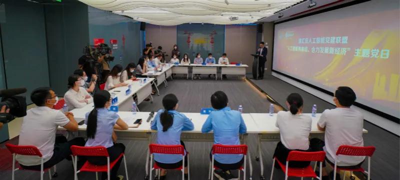 徐汇区*党**建引领助推优化营商环境，“金牌店小二”集中行动：“四史”学习源动力跑出徐汇“加速度”