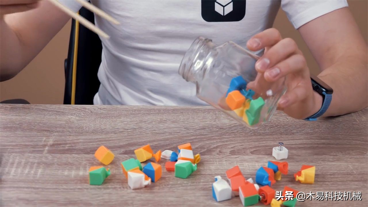 比瓶子大的魔方怎么装进去,比瓶口大的魔方