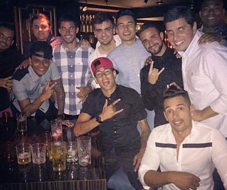 太仗义！内马尔每月给3位死*党**发1万英镑工资同住巴黎豪宅香车美女