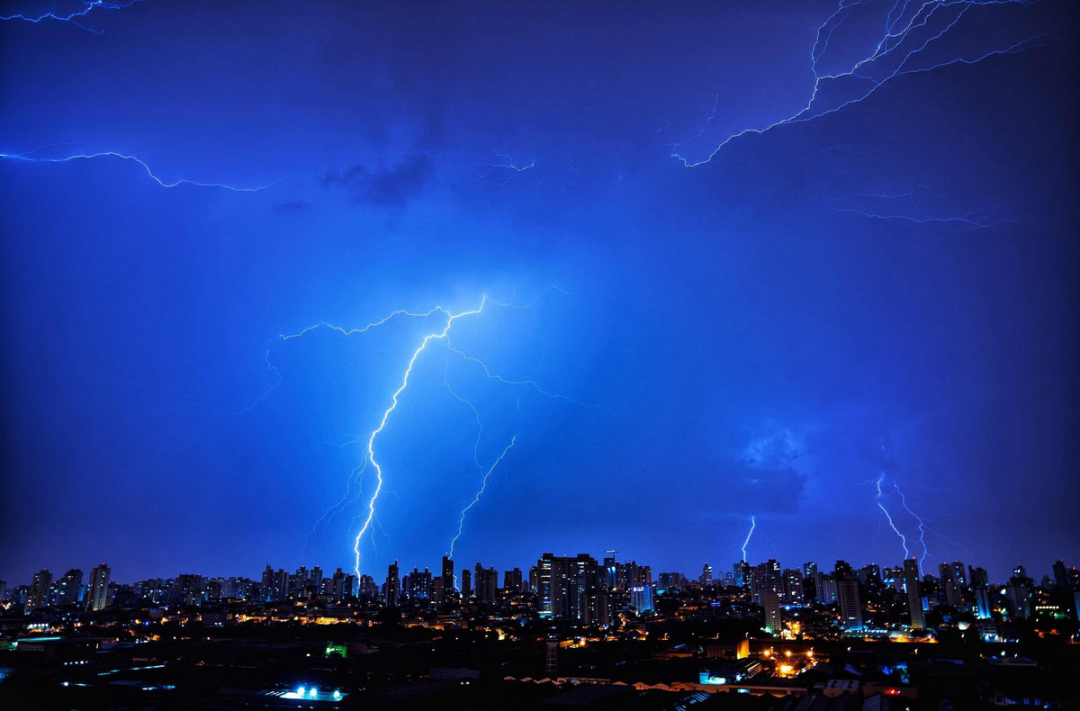 雷电天气如何预防遭雷击,雷雨天怎么防雷击