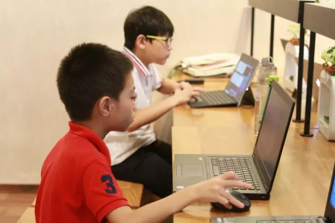 北有阿那亚社群，南有册之丘社群，后者60%研究生以上学历