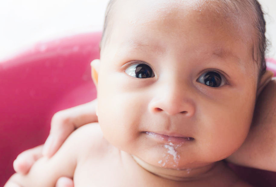 宝宝吐奶的原因及解决办法8个月,如何解决一个月宝宝吐奶现象