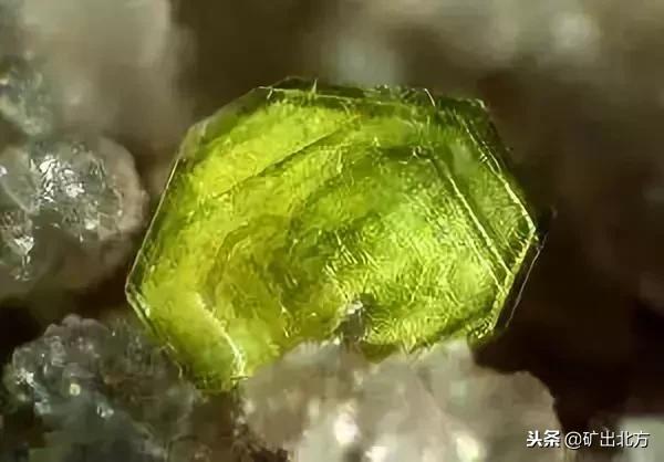 看到哪些标志要远离呢,看到这几种东西千万不要捡