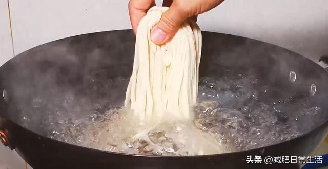 做手擀面要不要放碱,做手擀面条忘放盐了怎么办