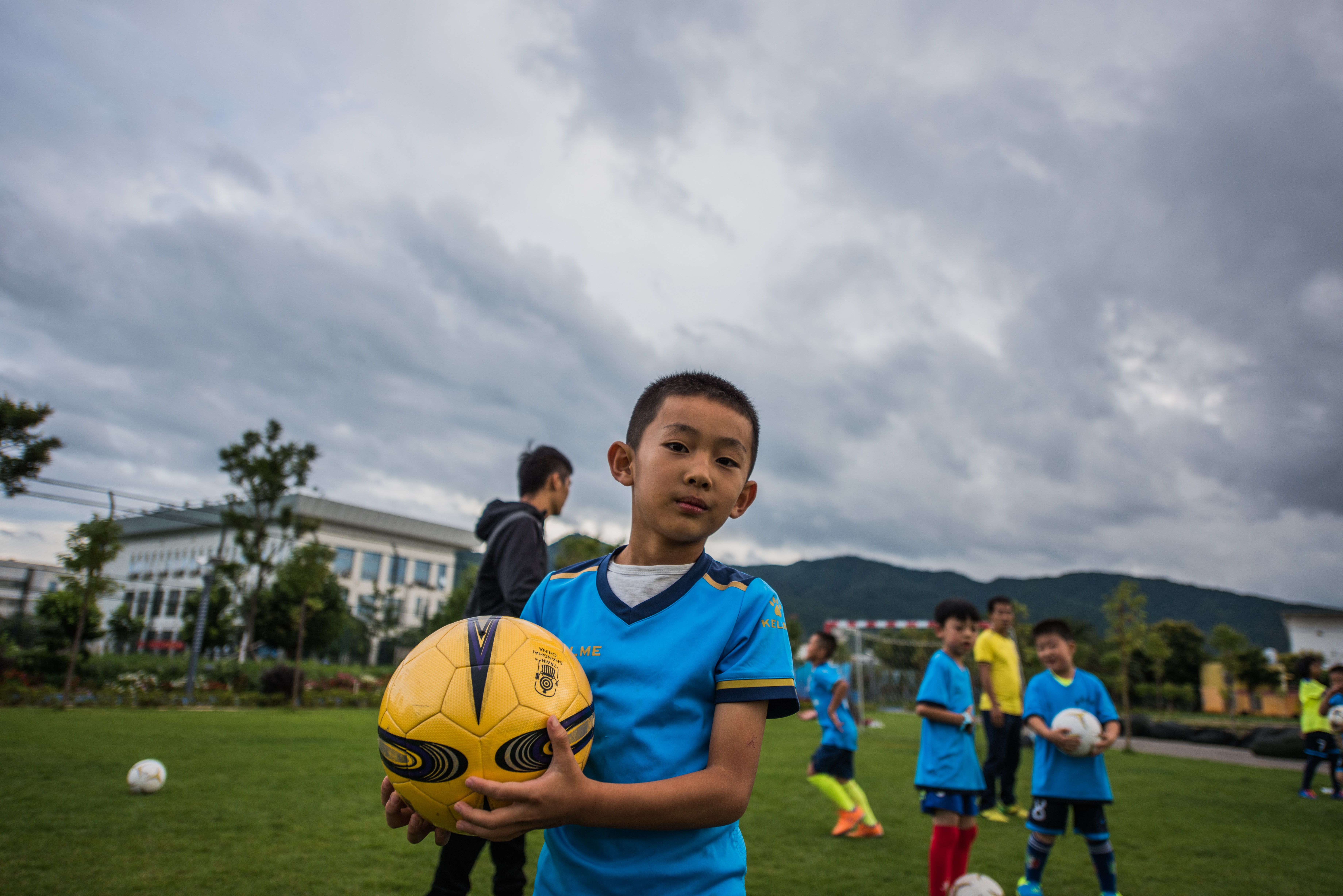 足球训练可以培训孩子的专注力吗,孩子12岁前如何练好足球基本功