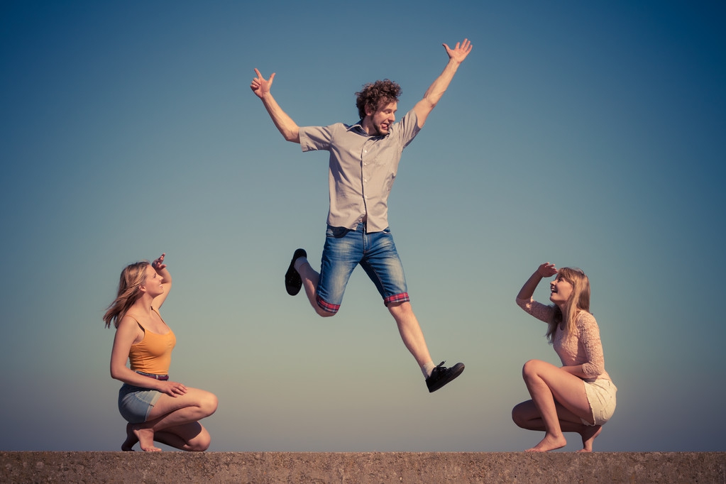 马步蹲与深蹲有何不同的效果,靠墙深蹲的正确锻炼方法