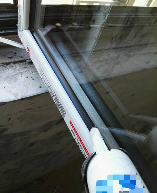 窗户打密封胶要把旧胶弄掉吗,阳台窗户胶没打好怎么处理