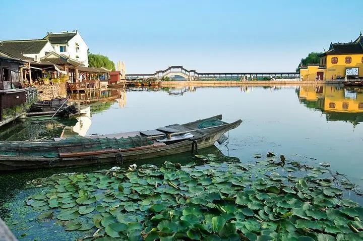 我喜欢去古镇，喜欢它那安详而宁静的气息