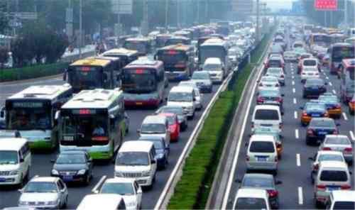 自动挡在上坡路堵车怎样行驶,自动挡上坡遇到塞车怎么开