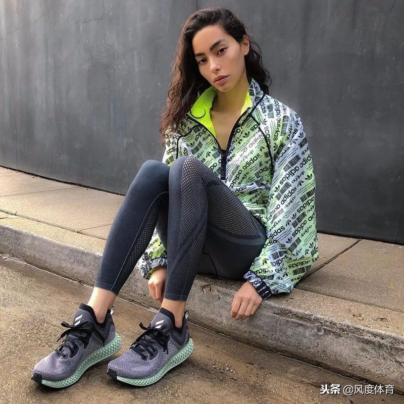 *窥偷**女神AdrianneHo的ins照片,我仿佛打开了新世界的大门……