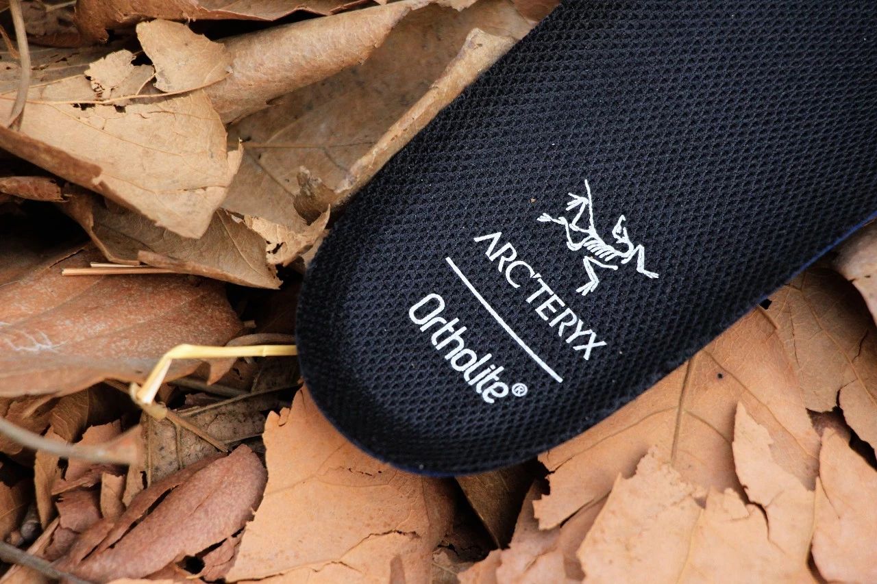 公认脚感最好的户外鞋始祖鸟,始祖鸟越野跑鞋高帮灰色