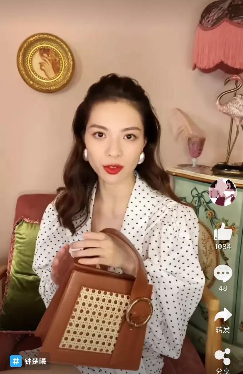 钟楚曦的包包里有什么,钟楚曦杨采钰宋妍霏