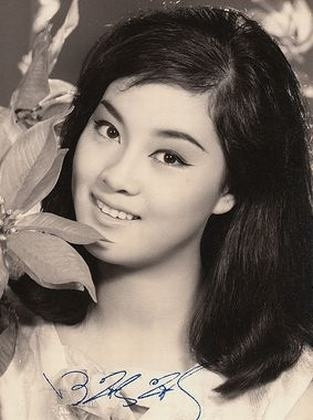 她是邓丽君的闺蜜，26岁嫁豪门，斗小三43年，丈夫去世继承了70亿