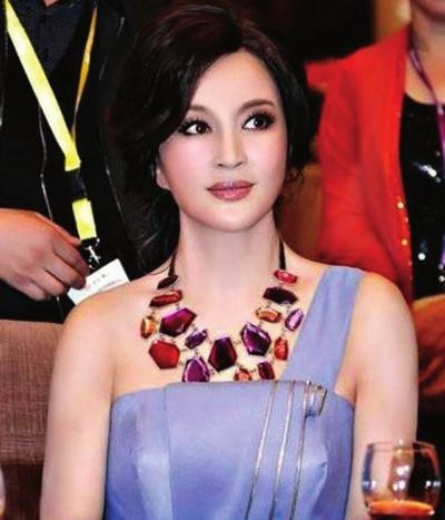 “最年轻岳母”走红,抱娃和女婿同框像一家三口,女儿:压力好大