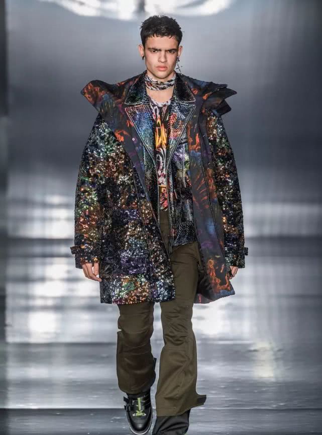 把裤子穿在肚脐上面会怎么样,把裤子扎进腰里的穿搭