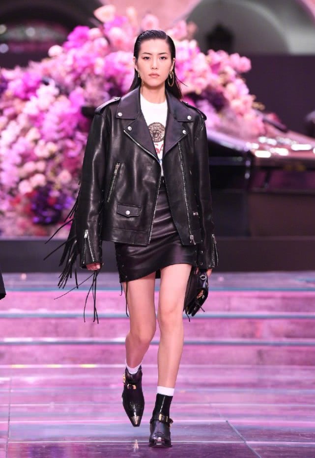 “*弹子**鞋”＋1cm牛奶袜骚出新高度，刘雯穿后气质刚柔并济