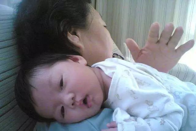 新生婴儿溶血性黄疸怎么照顾,新生儿溶血性黄疸护理月嫂