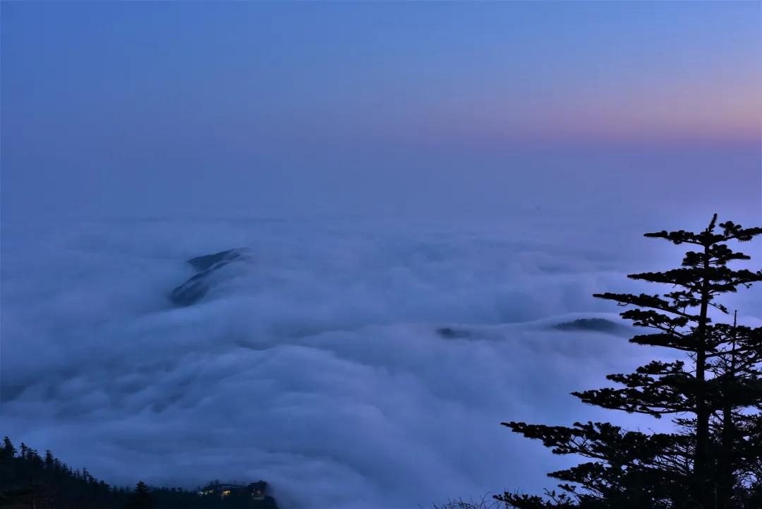 峨眉山金顶日月同辉高清大图,峨眉山日出云海彩虹风景