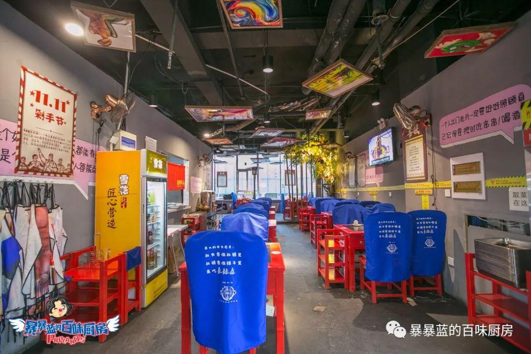 当成都老板爱上沈阳老雪,他开的串串香店锅底都有1瓶大绿棒