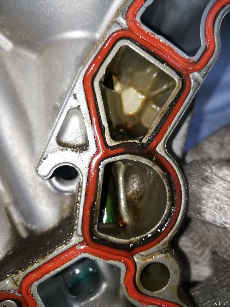 20年奔驰e300l发动机油底壳拆卸,奔驰老款e300机油格底座更换