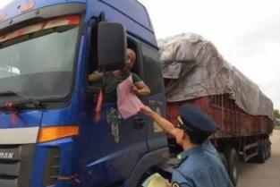 卡车司机被罚扣车,挂靠货车违章怎么处理