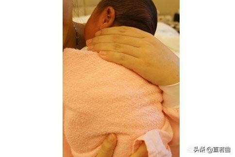 新生儿为什么拍嗝,新生儿吃完奶拍嗝后一直打嗝