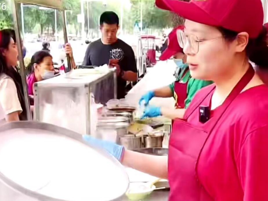 大学生摆摊卖凉皮,学生摆摊卖凉皮