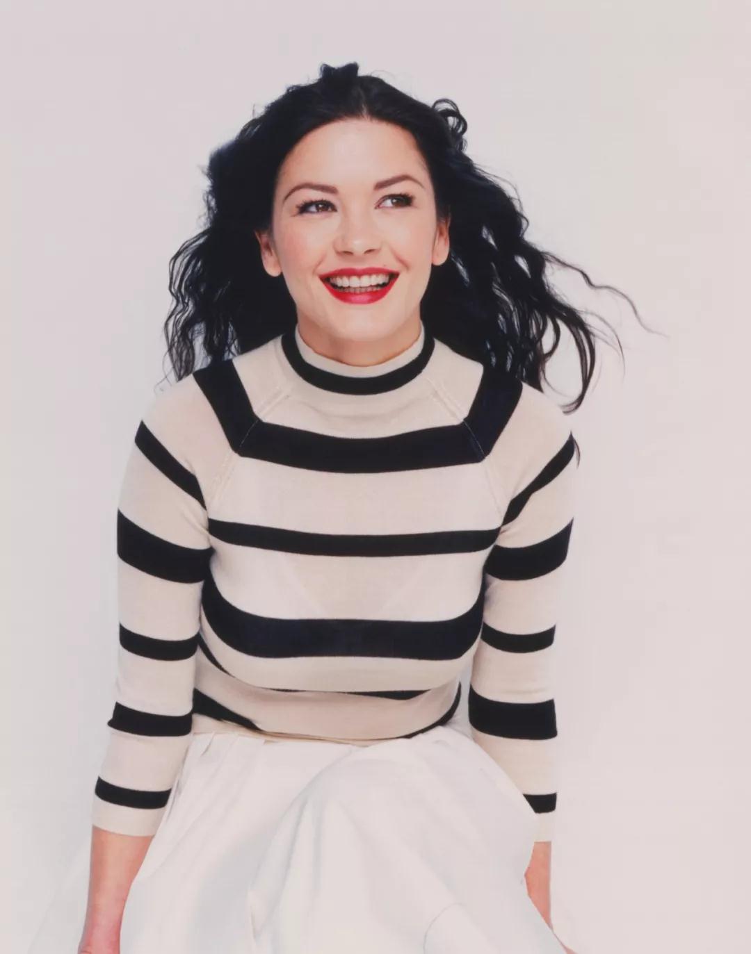 她是“最可吻”女性，被评为奥斯卡最佳着装人士，怀孕还又唱又跳