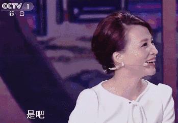 这才是董卿真实的样子,董卿跪地为什么获得网友的称赞