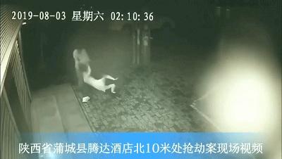抓住了！陕西一女子深夜遭陌生男子锁脖殴打抢劫，警方回应