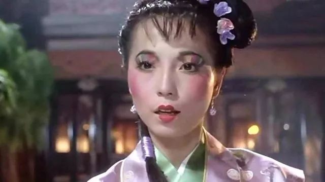 长得不美又没名气，她怎么就成了新任“星女郎”？