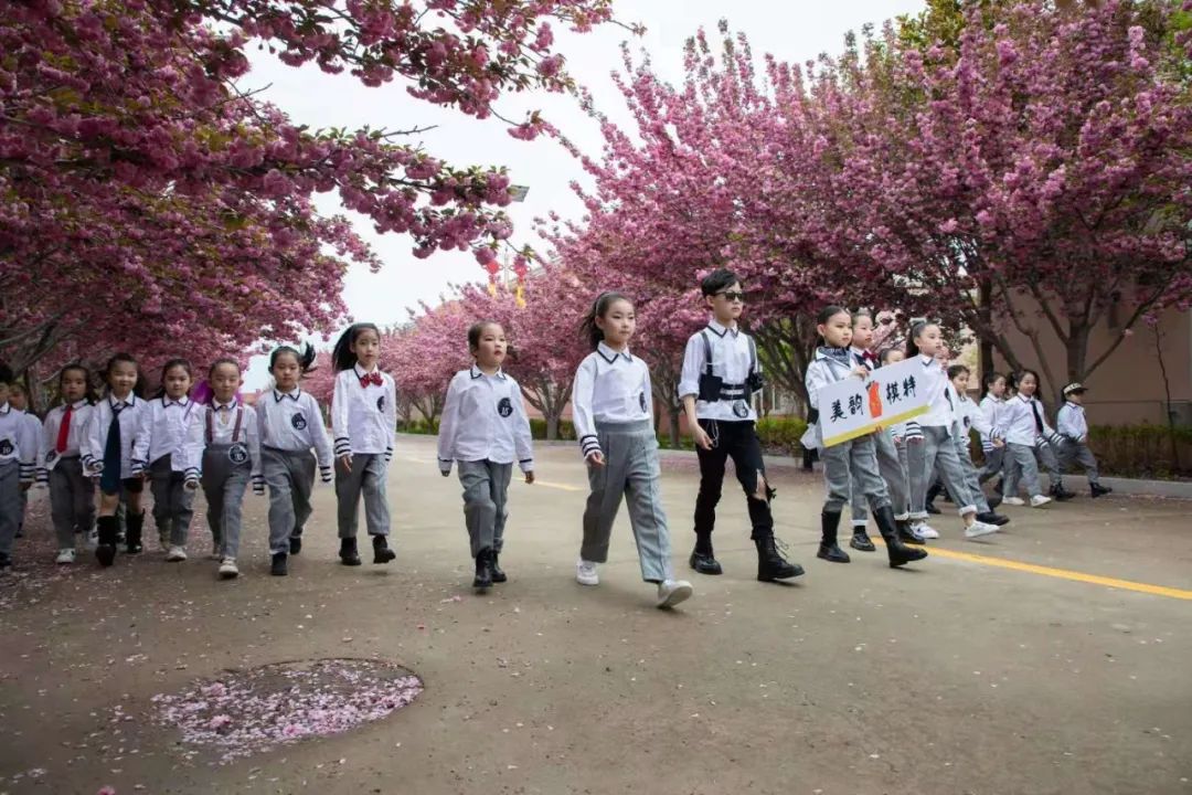 莱阳美韵莱西甜心的小超模们走进樱花小镇濯村大型社会实践活动