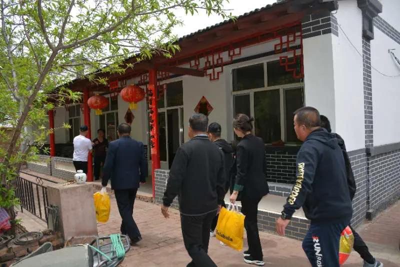 爱心桥护航学生,贫困小学爱心捐赠