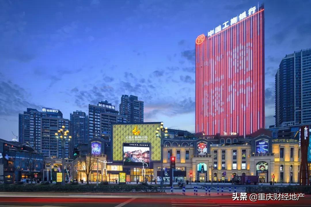 解放碑和两江四岸哪个好,重庆解放碑深度解析