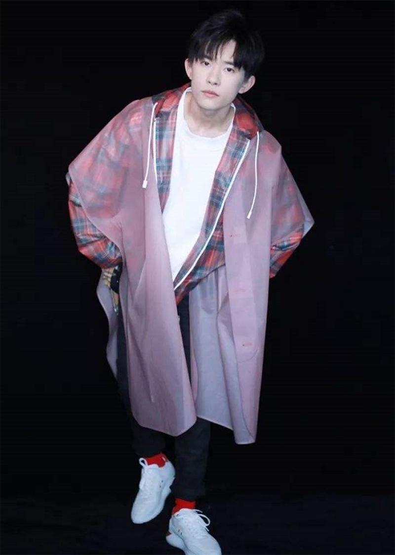 岳云鹏易烊千玺视频,王俊凯易烊千玺雨衣