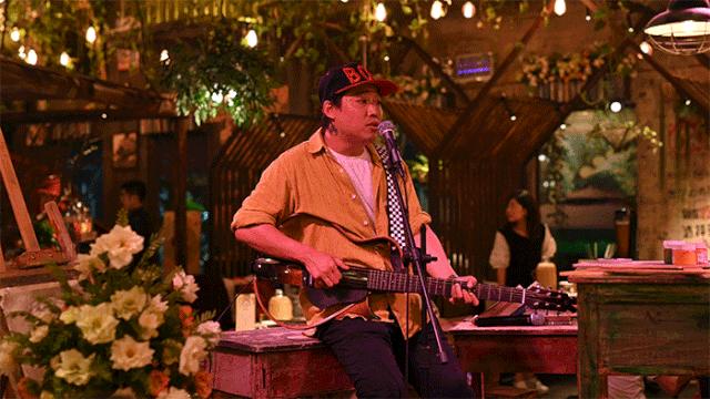 人气爆红的烧烤场，藏在了650㎡的校园课室里