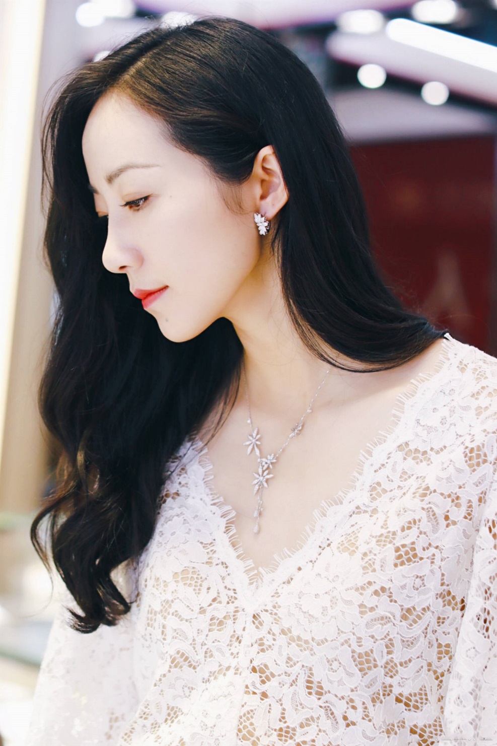 该披头发还是扎头发好看,什么脸型扎头发好看披头发不好看