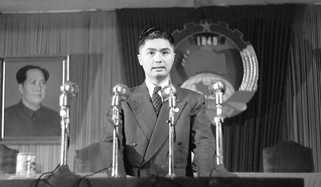 荣毅仁与夫人相守70年，相识于校园，育有4女1子，一个脑炎后遗症