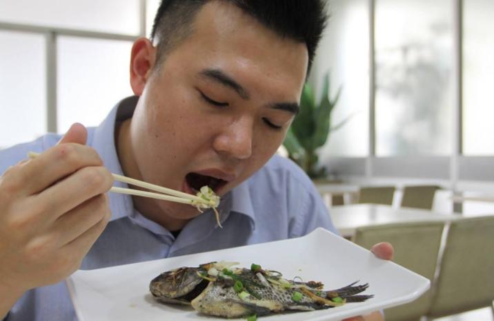 过年吃鱼被刺卡死,吃鱼被鱼刺卡到有什么说法