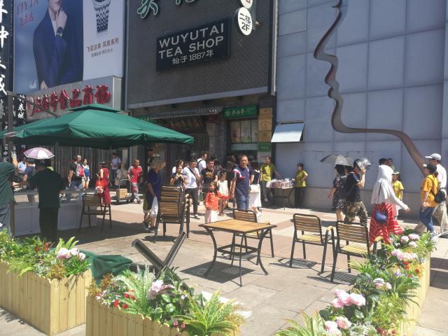 北京王府井大街露天的商铺重新开张：开开关关经历了多次反复轮回