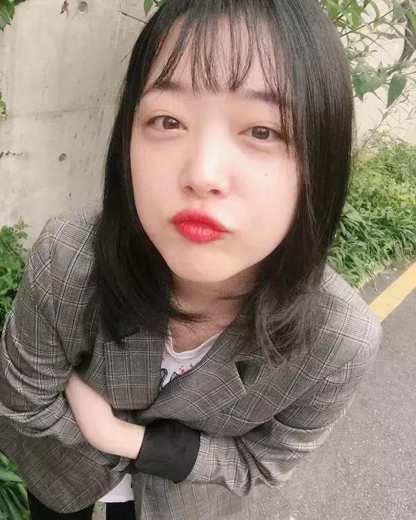 她骂脏话、拍性感床照、仙女人设崩塌，但人们依然爱她