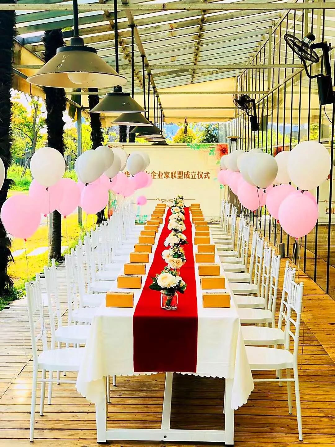 不靠娱乐设施、不接待散客、不主动宣传，这个庄园依然被引爆