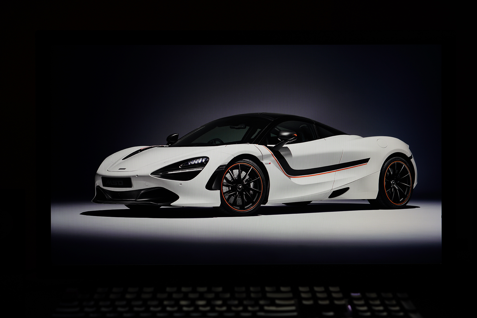 这套花费超过2W的桌面看起来是如此朴素