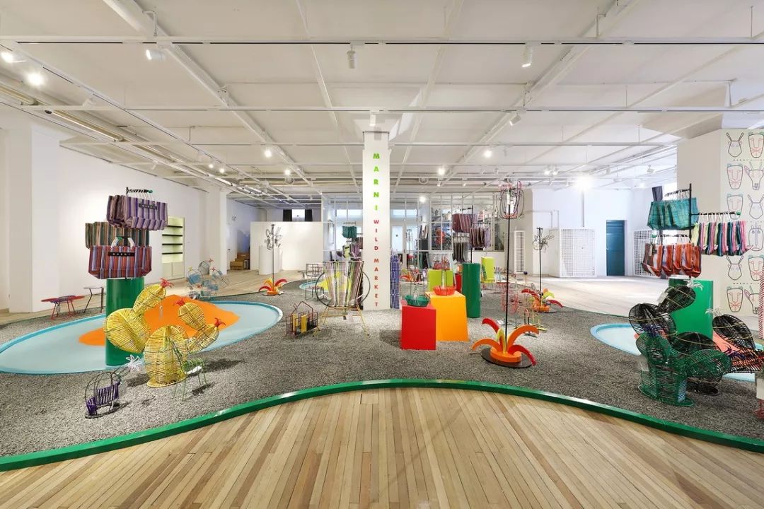 “Valentino红”降临东京，冠希哥说最近的生活“888”