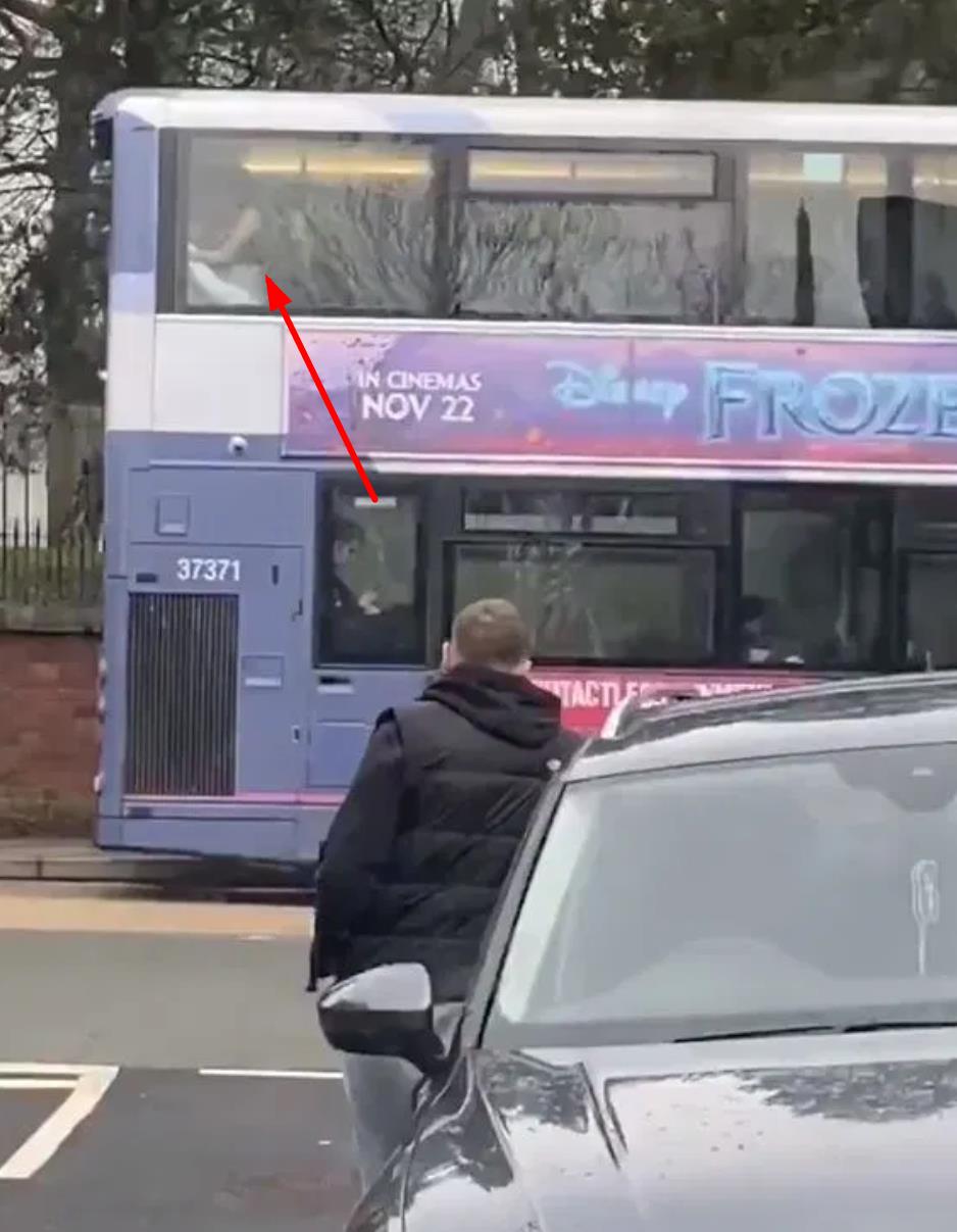 英国情侣不雅行为遭谴责,英国情侣事件始末