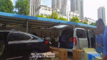 男子冲卡逃亡,男子冲卡逃跑