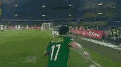 国足低级失误动图gif,国足1-5惨败泰国孙可救球gif