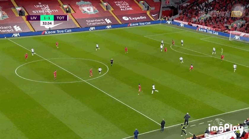 他是足球场的激情四射战术大师，又是足坛的表情帝