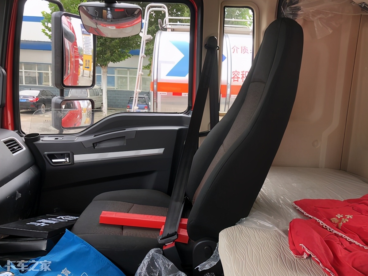 陕汽德龙新款m3000天然气车,德龙m3000牵引车拉大件